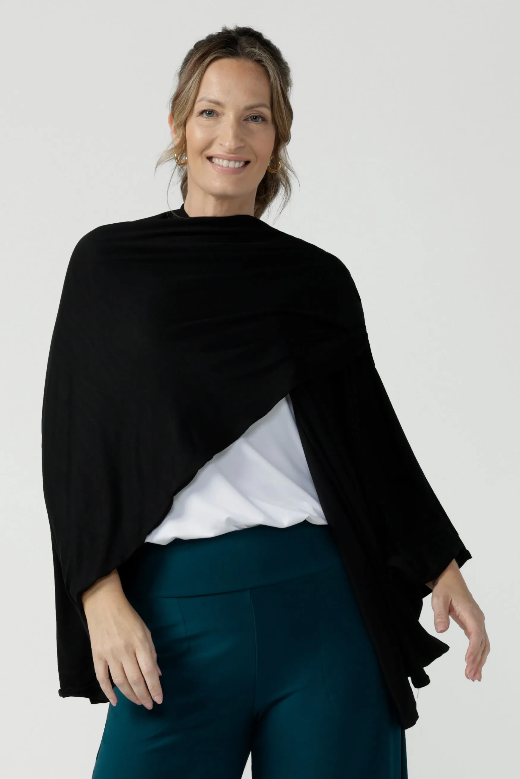 Cove Travel-Weight Poncho Black in Bamboo